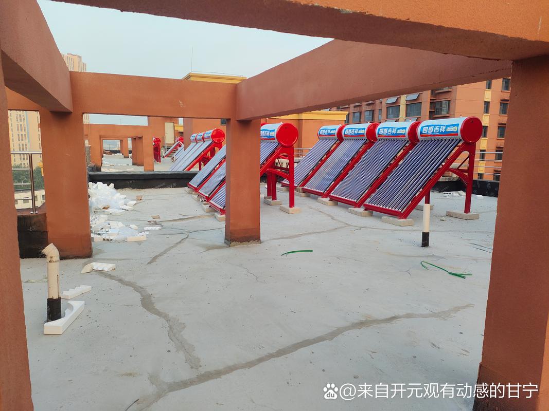 屋顶上的太阳能热水器安装记 你是否想过,在宁静的早晨,工人叔叔